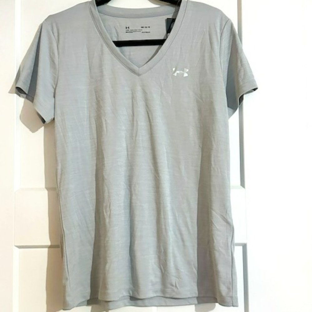 Under Armour V-Neck Performance Tee - Loose Fit Heat Gear - Size Medium - NWT!